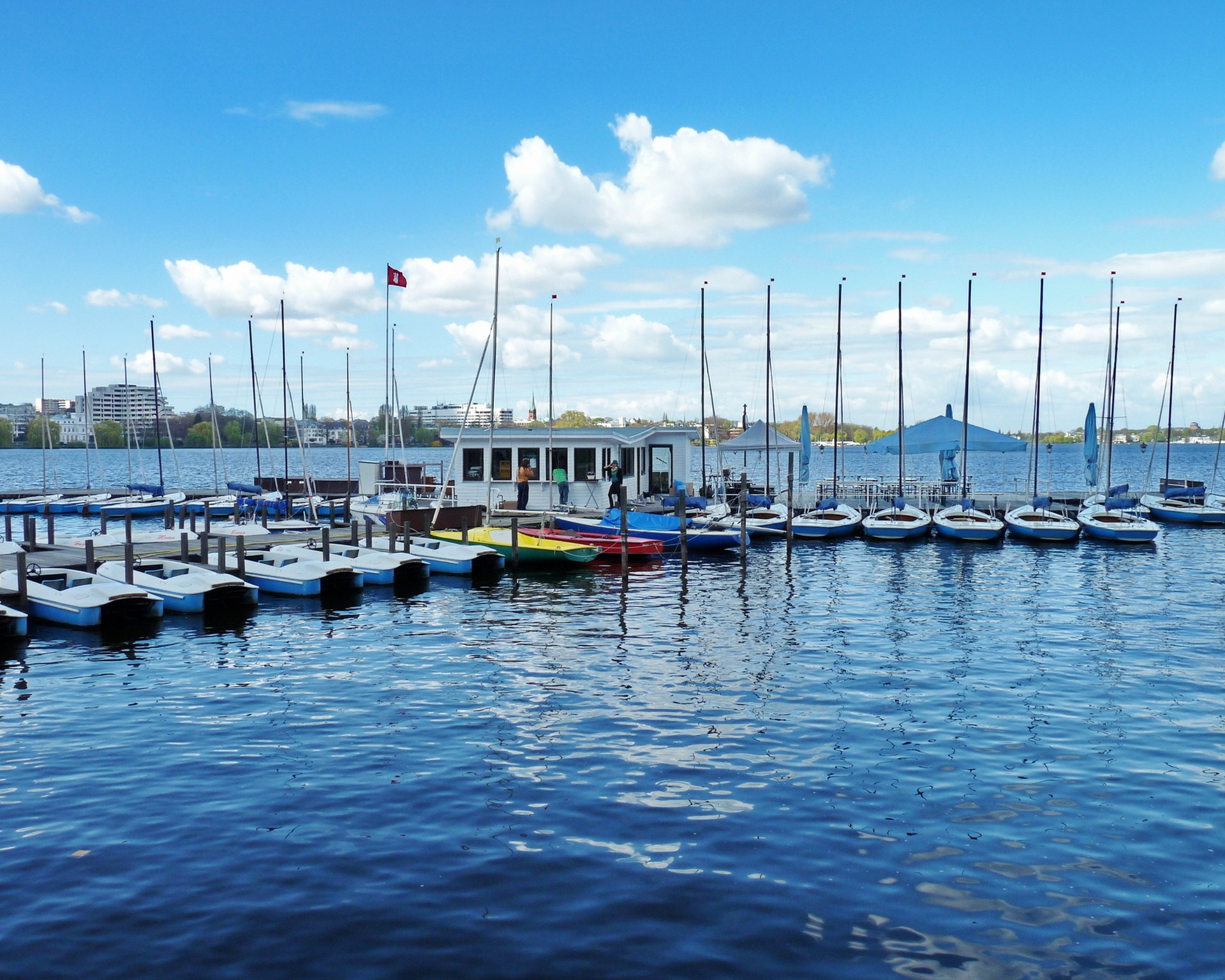 Bootsanleger an der Außenalster Bootsanleger an der Außenalster